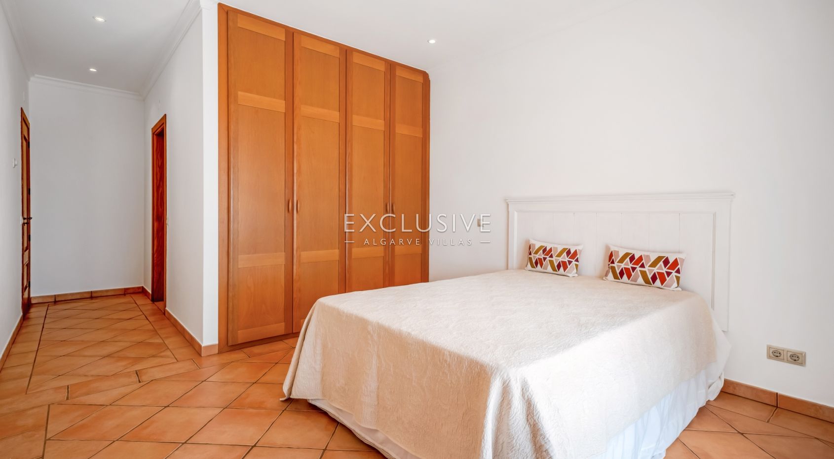 4 Bedroom Villa in Santa Bárbara de Nexe with Unobstructive Sea Views