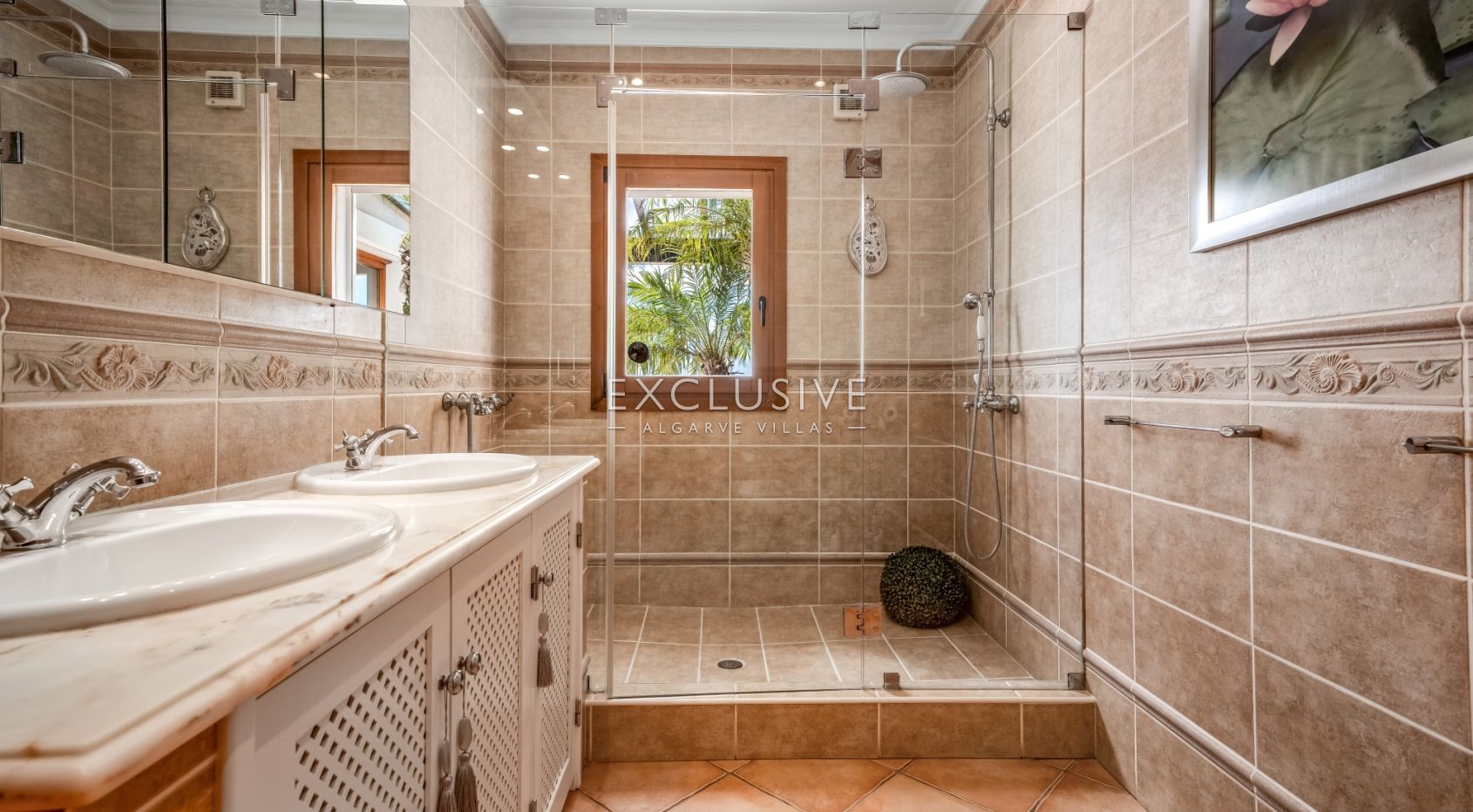 4 Bedroom Villa in Santa Bárbara de Nexe with Unobstructive Sea Views