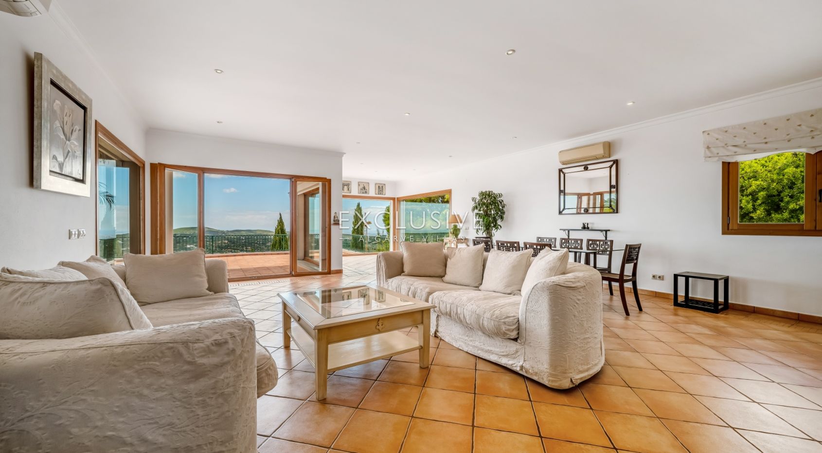 4 Bedroom Villa in Santa Bárbara de Nexe with Unobstructive Sea Views