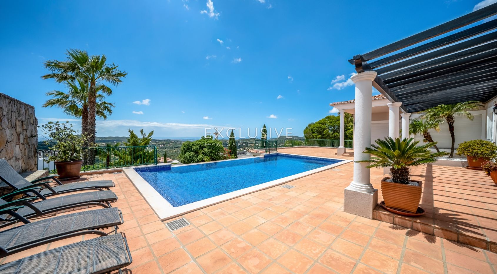 4 Bedroom Villa in Santa Bárbara de Nexe with Unobstructive Sea Views