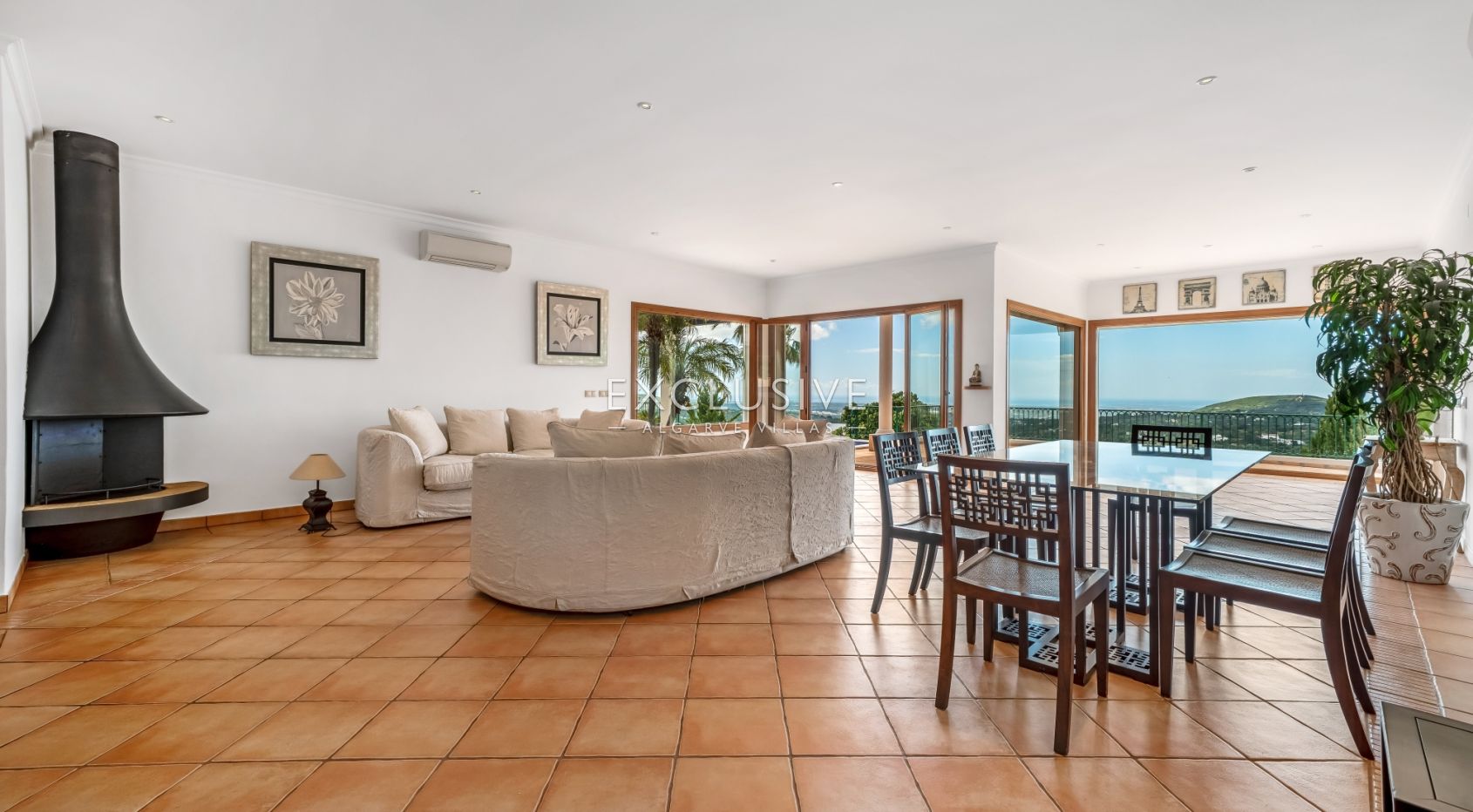 4 Bedroom Villa in Santa Bárbara de Nexe with Unobstructive Sea Views