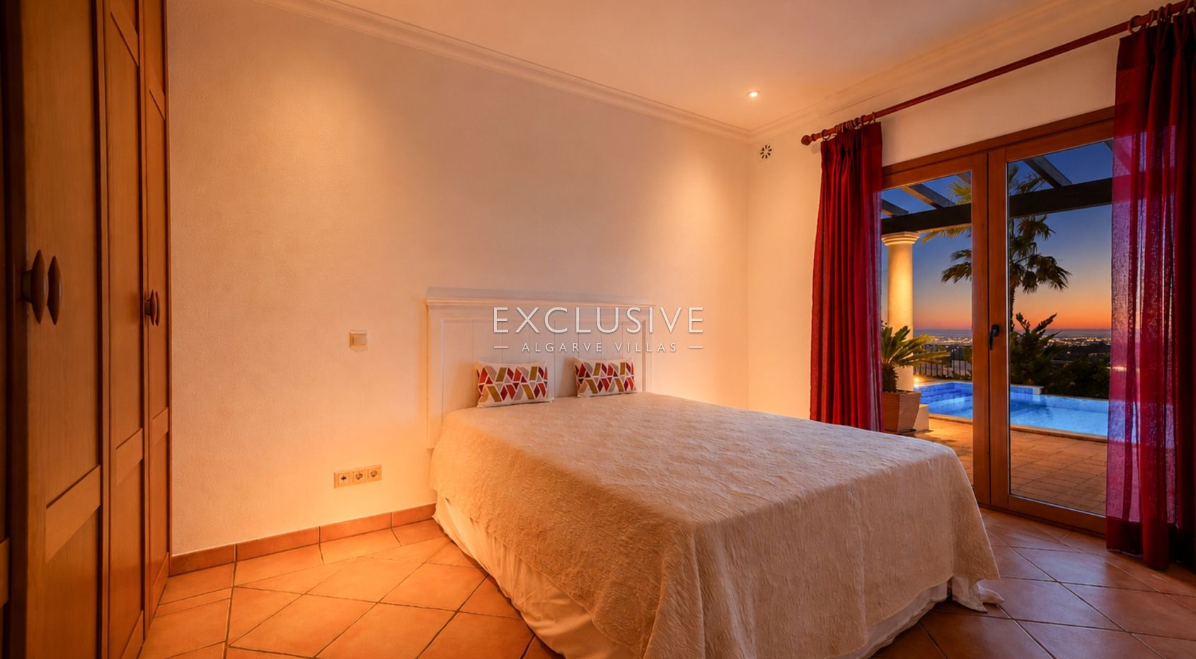 4 Bedroom Villa in Santa Bárbara de Nexe with Unobstructive Sea Views