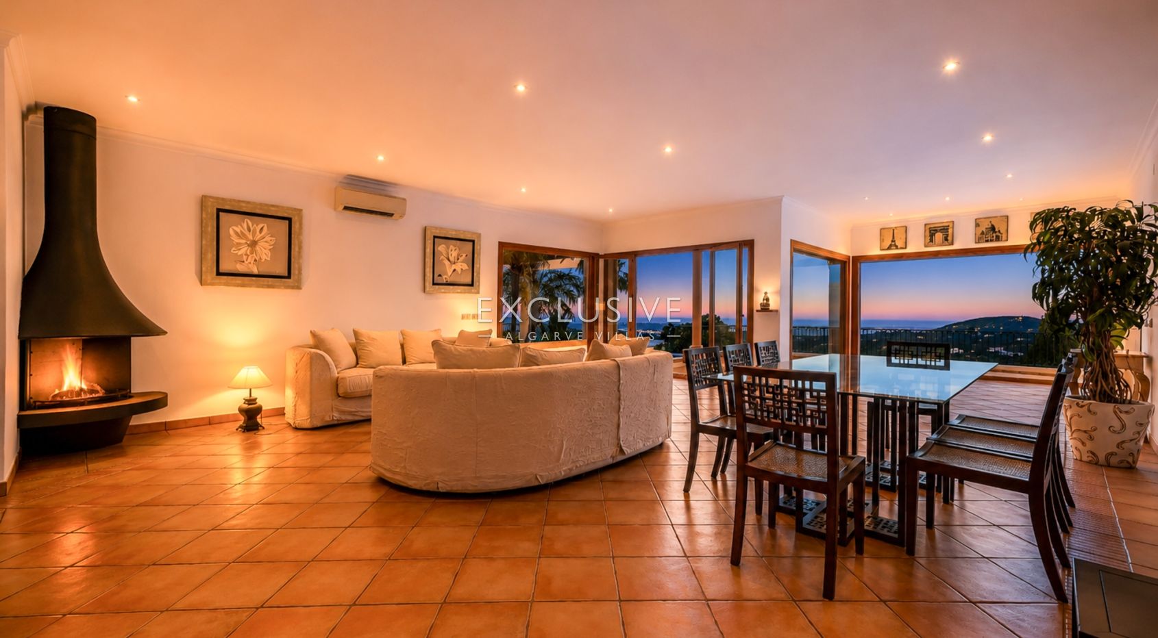 4 Bedroom Villa in Santa Bárbara de Nexe with Unobstructive Sea Views