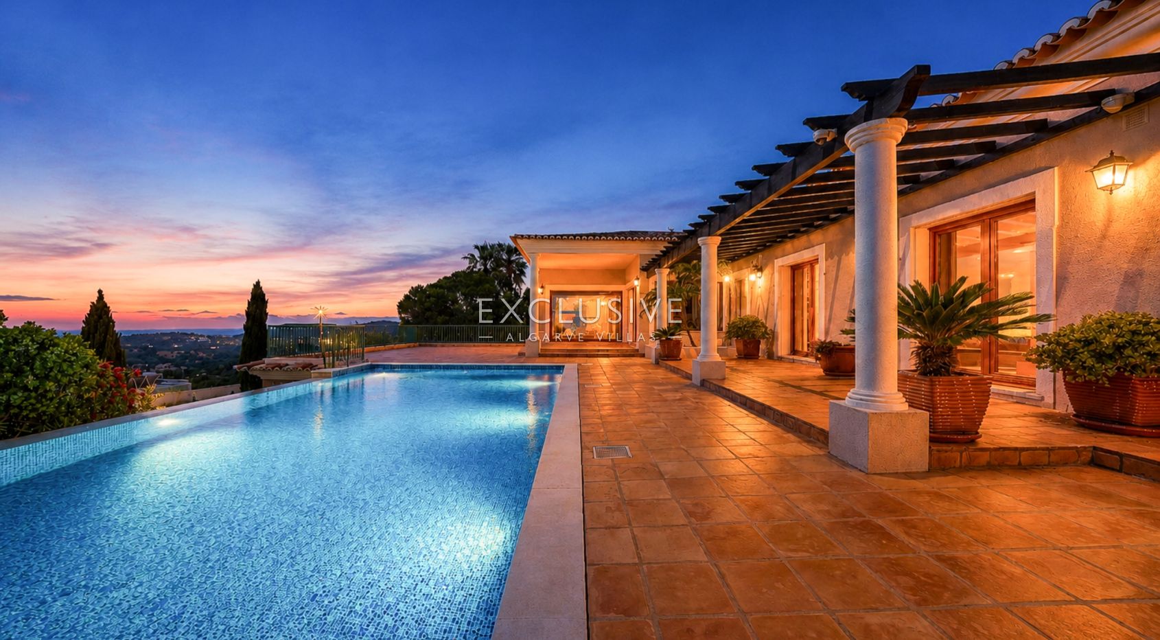 4 Bedroom Villa in Santa Bárbara de Nexe with Unobstructive Sea Views