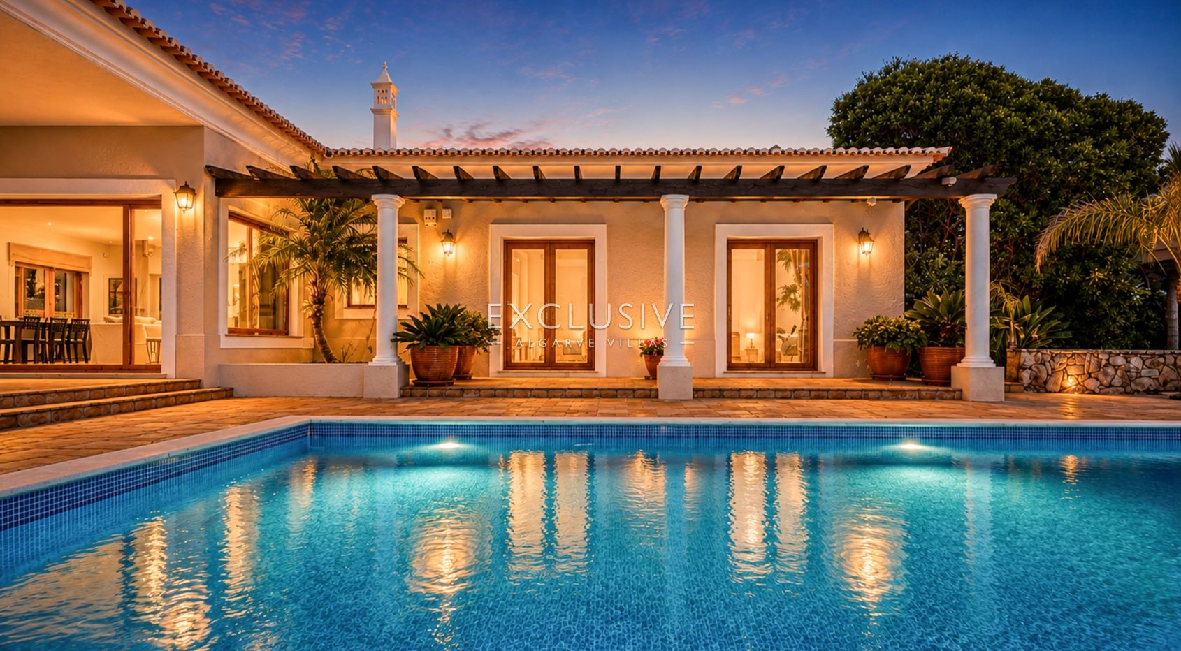 4 Bedroom Villa in Santa Bárbara de Nexe with Unobstructive Sea Views