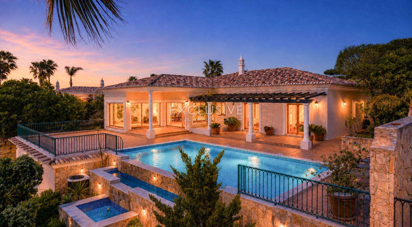 4 Bedroom Villa in Santa Bárbara de Nexe with Unobstructive Sea Views