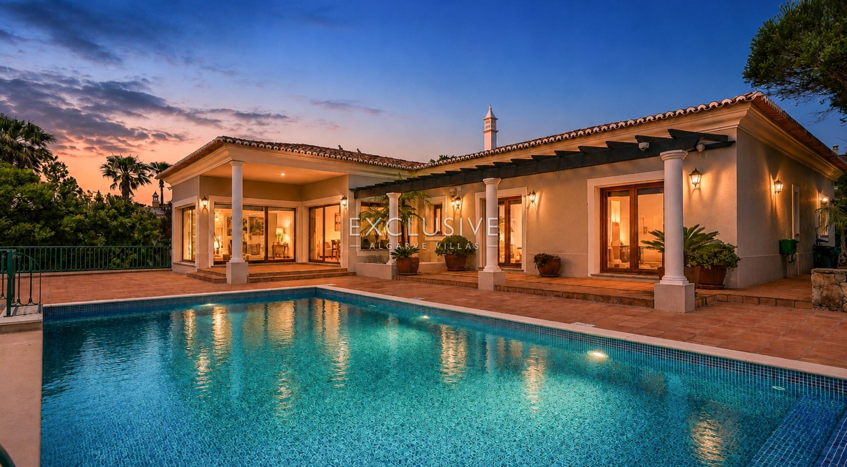 4 Bedroom Villa in Santa Bárbara de Nexe with Unobstructive Sea Views