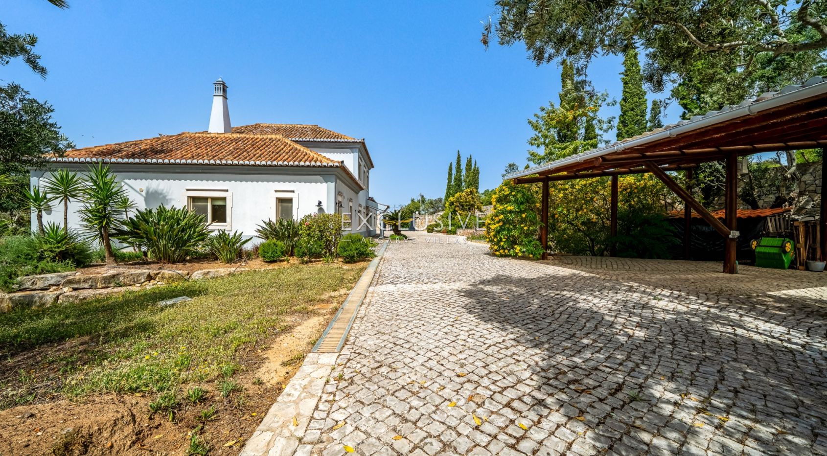 South-Facing 4 Bedroom Villa Santa Barbara de Nexe, Algarve