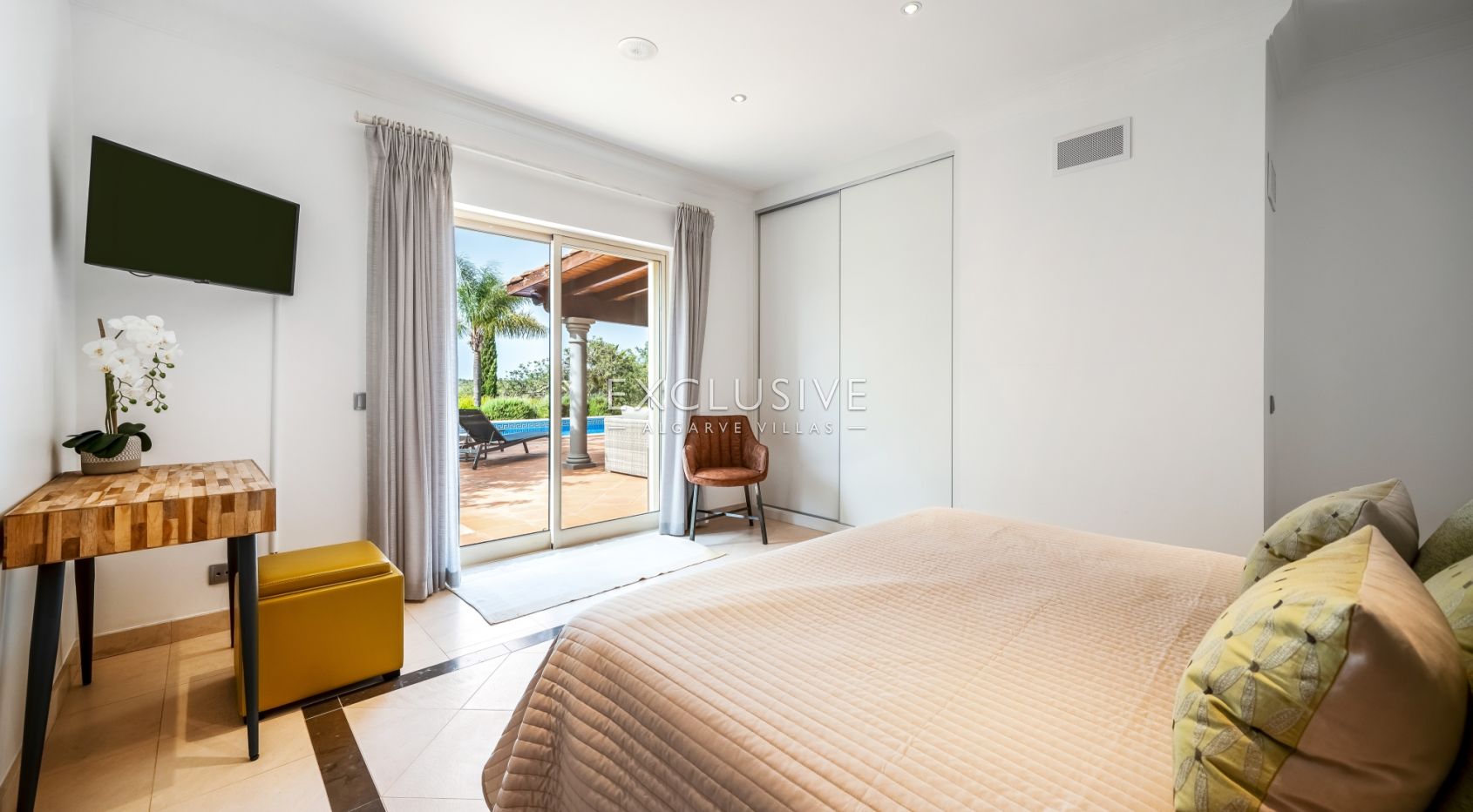 South-Facing 4 Bedroom Villa Santa Barbara de Nexe, Algarve