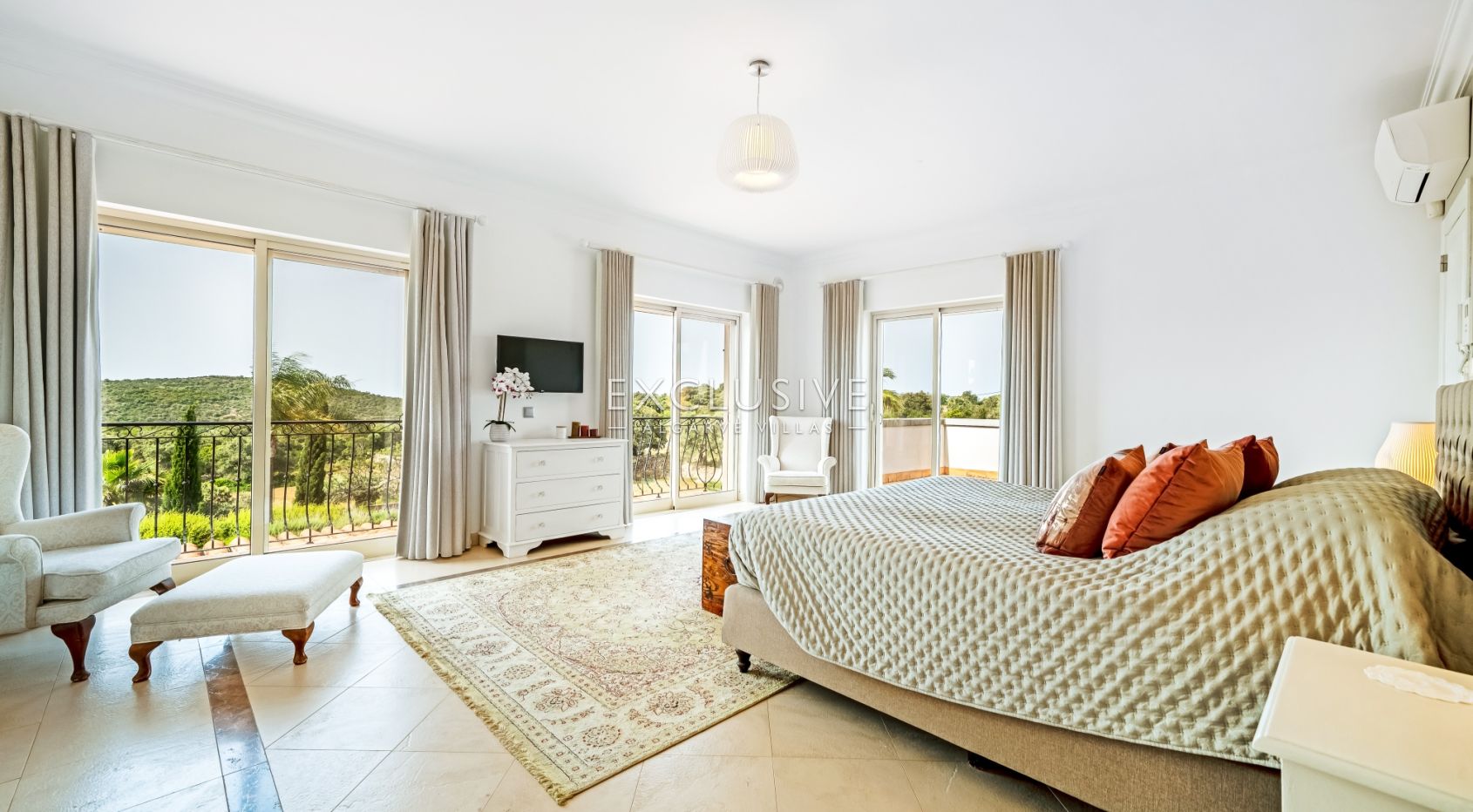 South-Facing 4 Bedroom Villa Santa Barbara de Nexe, Algarve