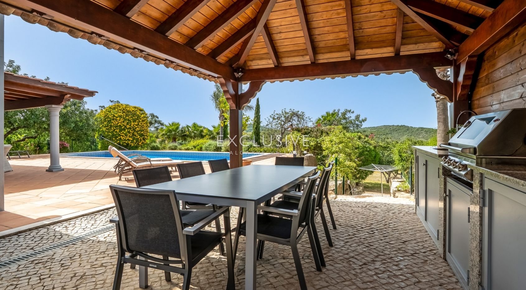 South-Facing 4 Bedroom Villa Santa Barbara de Nexe, Algarve