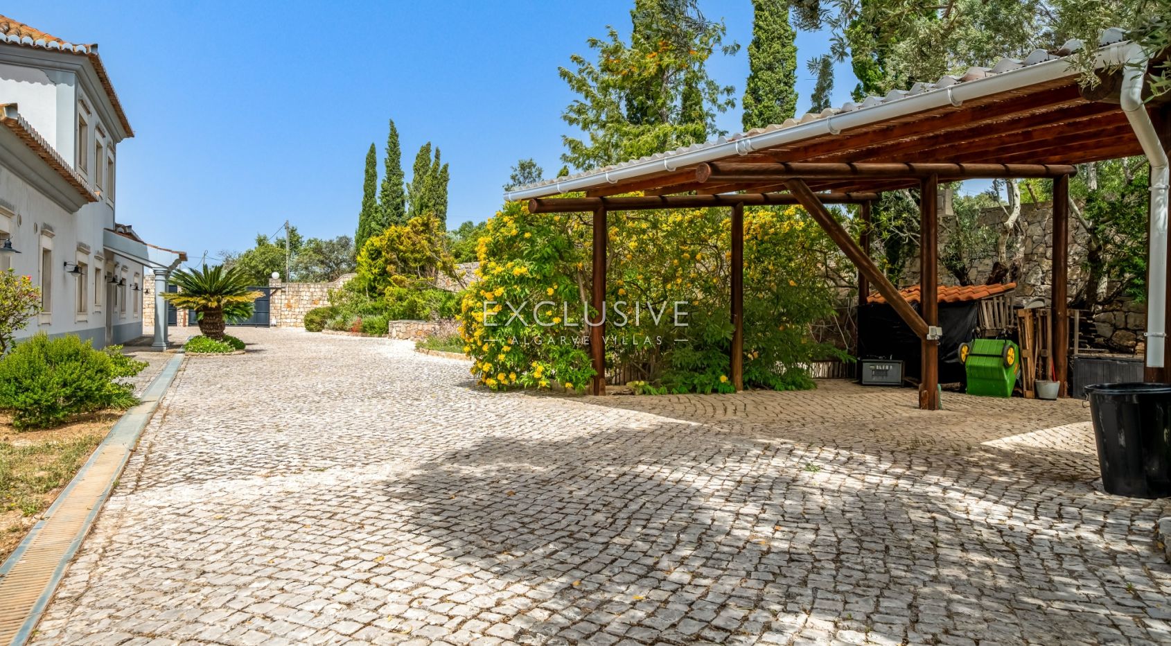 South-Facing 4 Bedroom Villa Santa Barbara de Nexe, Algarve