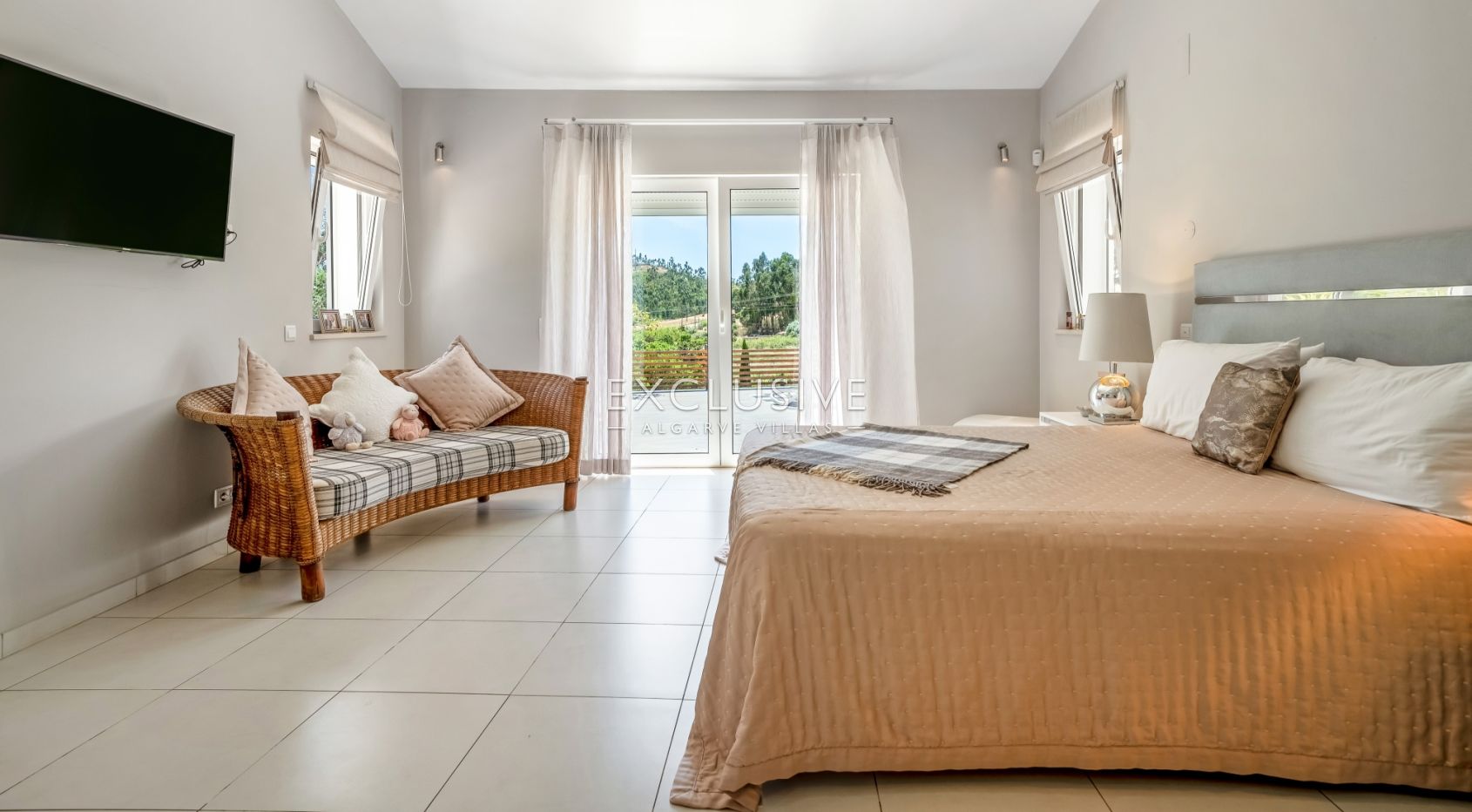 3 bed Villa in beautiful countryside with 1ha plot between Portimao and Monchique, Algarve.