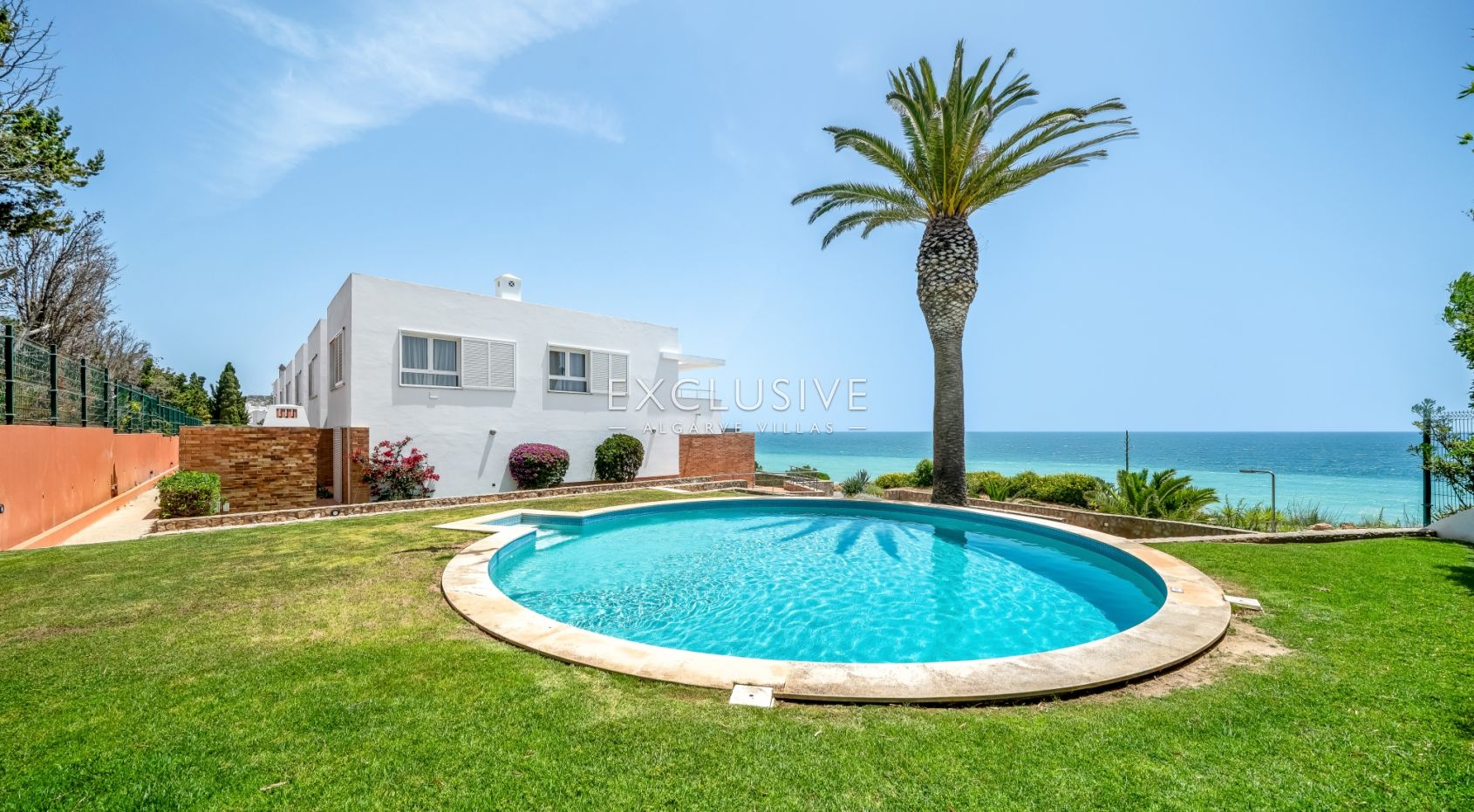 Oceanfront Semi-Detached Villa in Praia da Luz