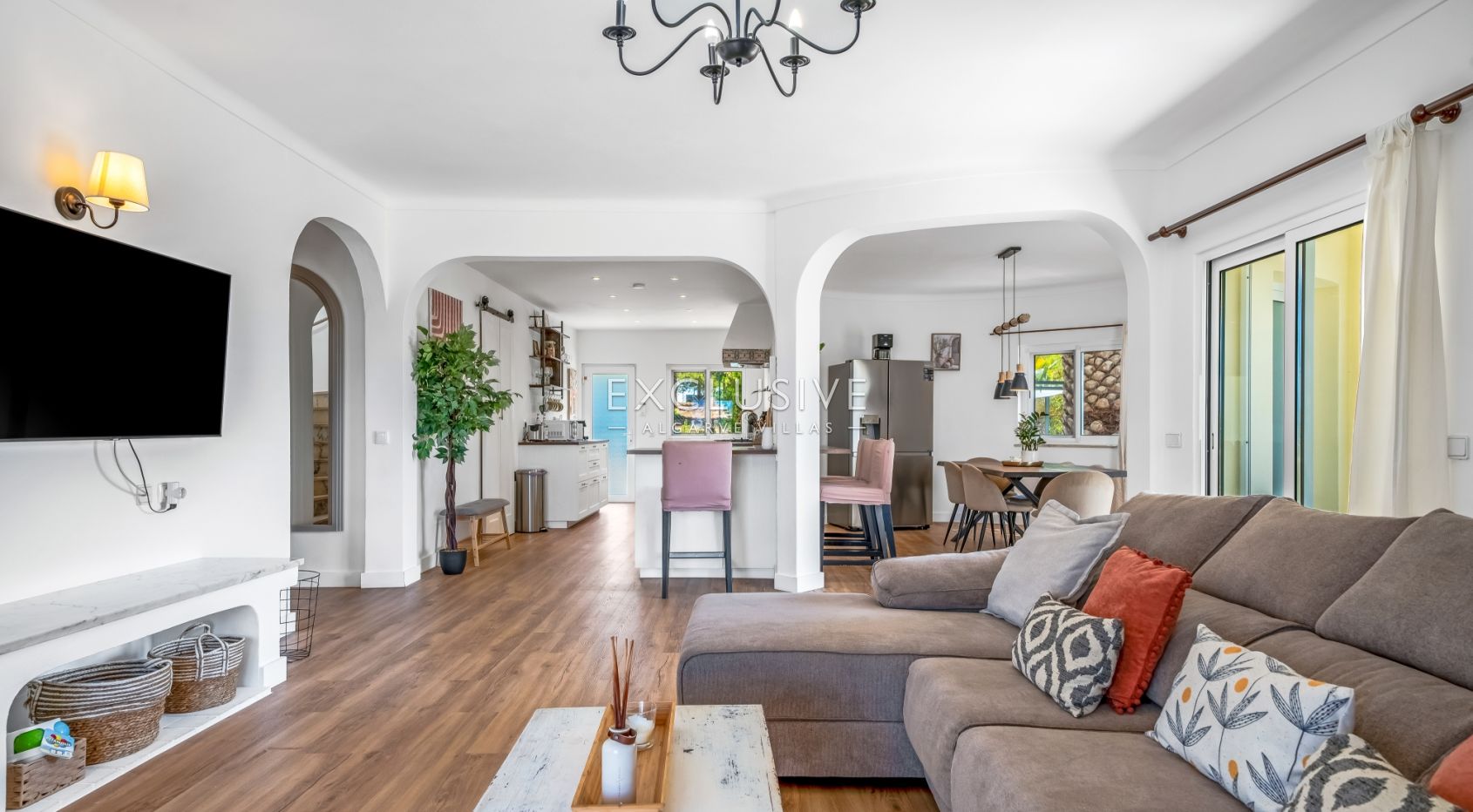 Exclusive 4+1 bedroom Villa with heated pool on 7910m2 plot in Porches, Algarve