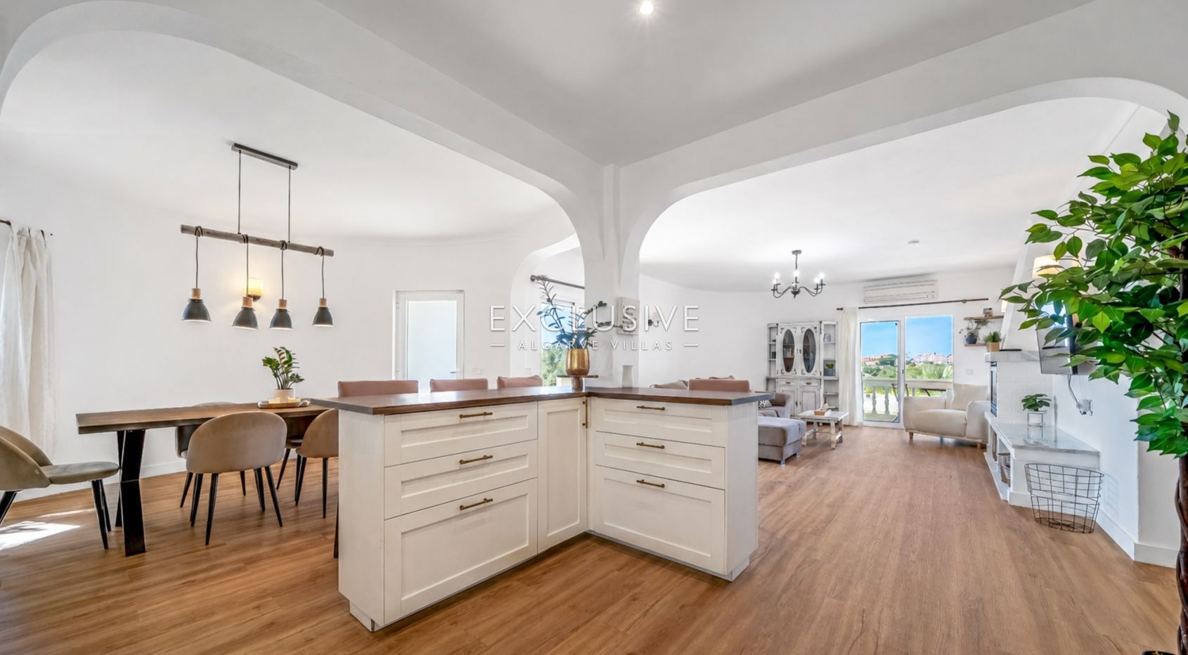 Exclusive 4+1 bedroom Villa with heated pool on 7910m2 plot in Porches, Algarve