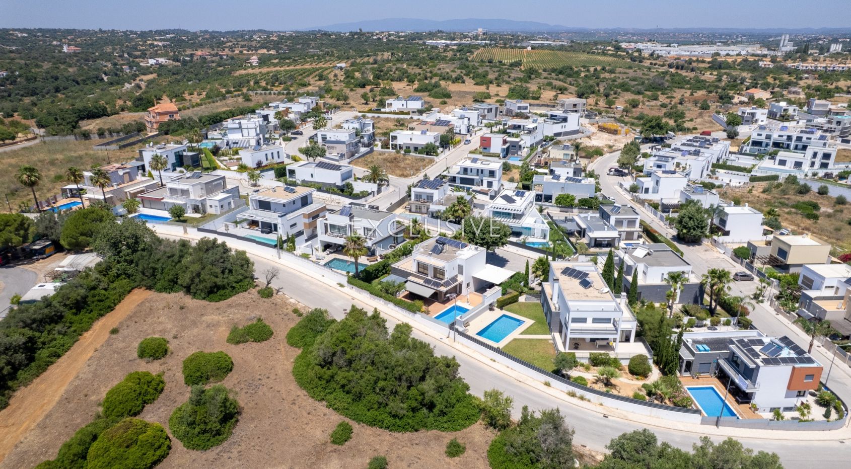 Modern 4-Bedroom Villa with Pool, beach & golf nearby, Alcantarilha, Algarve