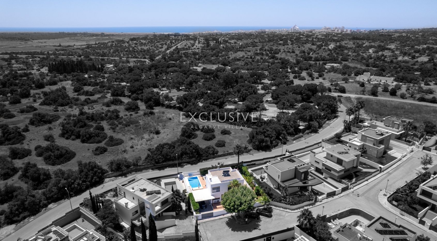 Modern 4-Bedroom Villa with Pool, beach & golf nearby, Alcantarilha, Algarve