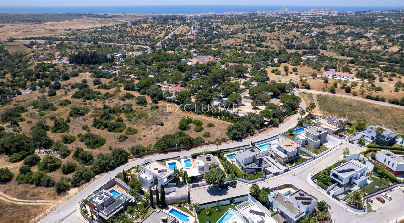 Modern 4-Bedroom Villa with Pool, beach & golf nearby, Alcantarilha, Algarve