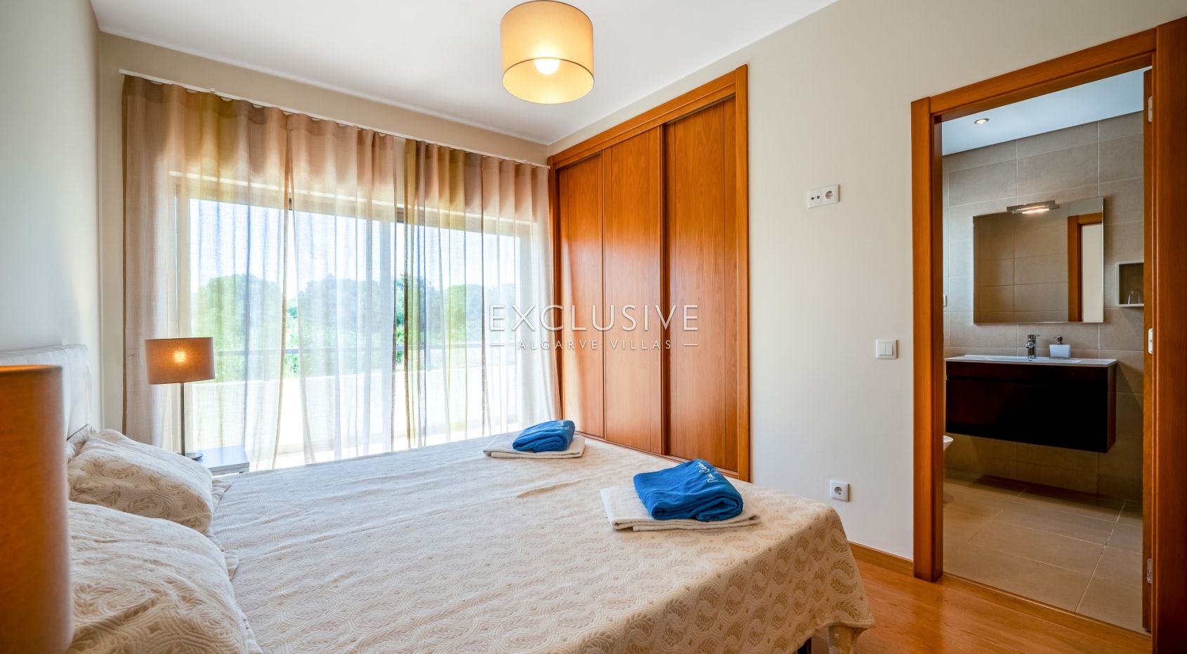 Modern 4-Bedroom Villa with Pool, beach & golf nearby, Alcantarilha, Algarve