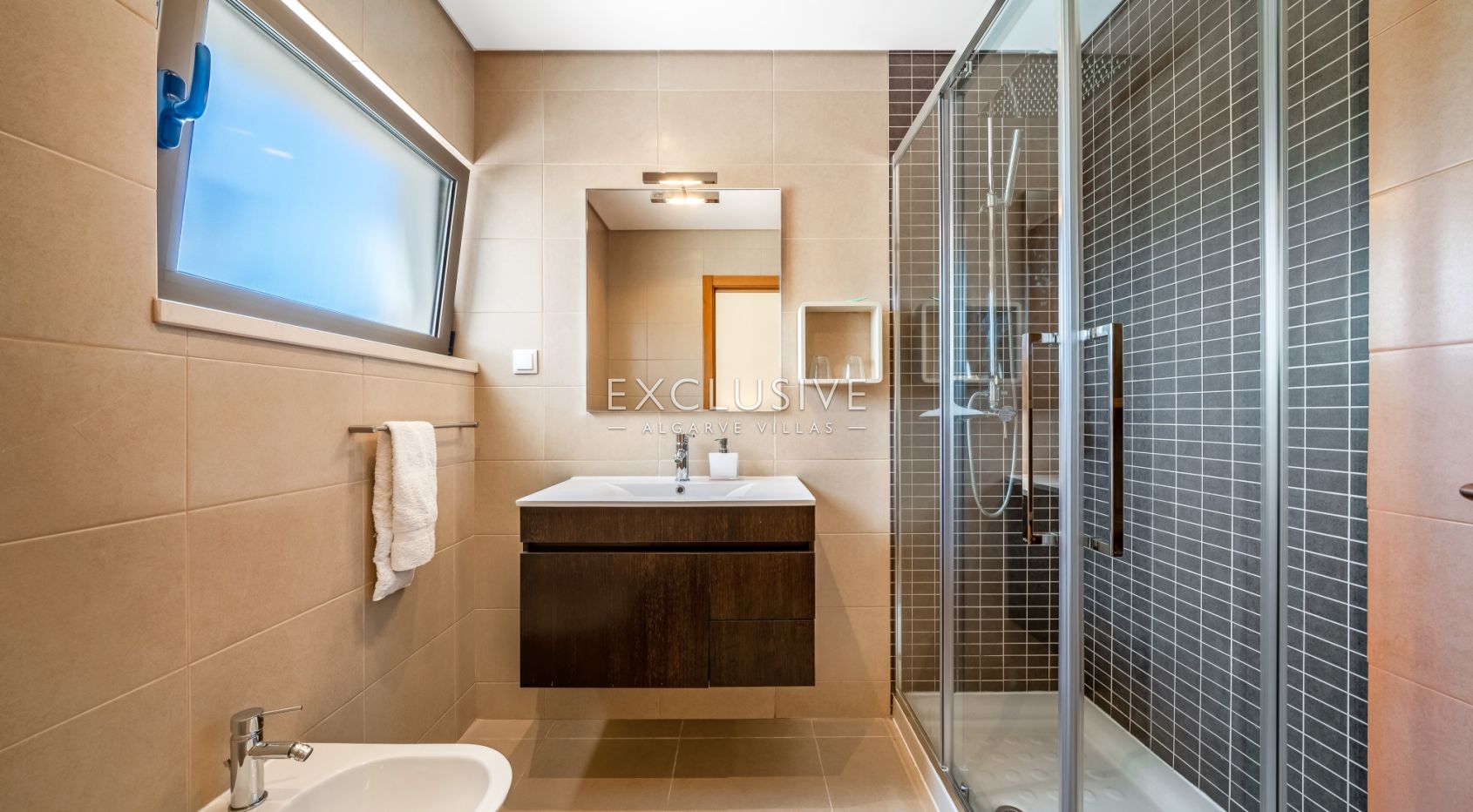 Modern 4-Bedroom Villa with Pool, beach & golf nearby, Alcantarilha, Algarve
