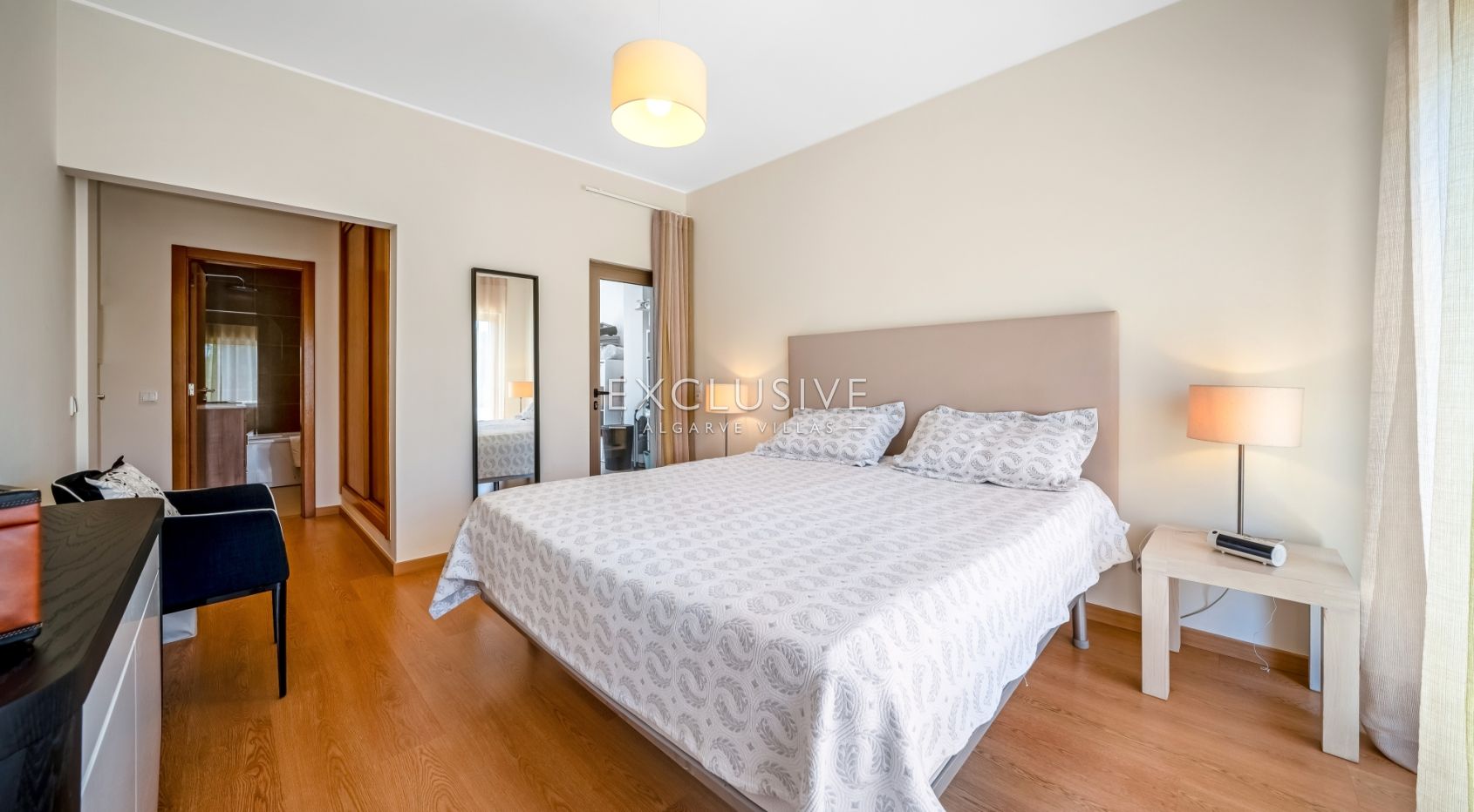 Modern 4-Bedroom Villa with Pool, beach & golf nearby, Alcantarilha, Algarve