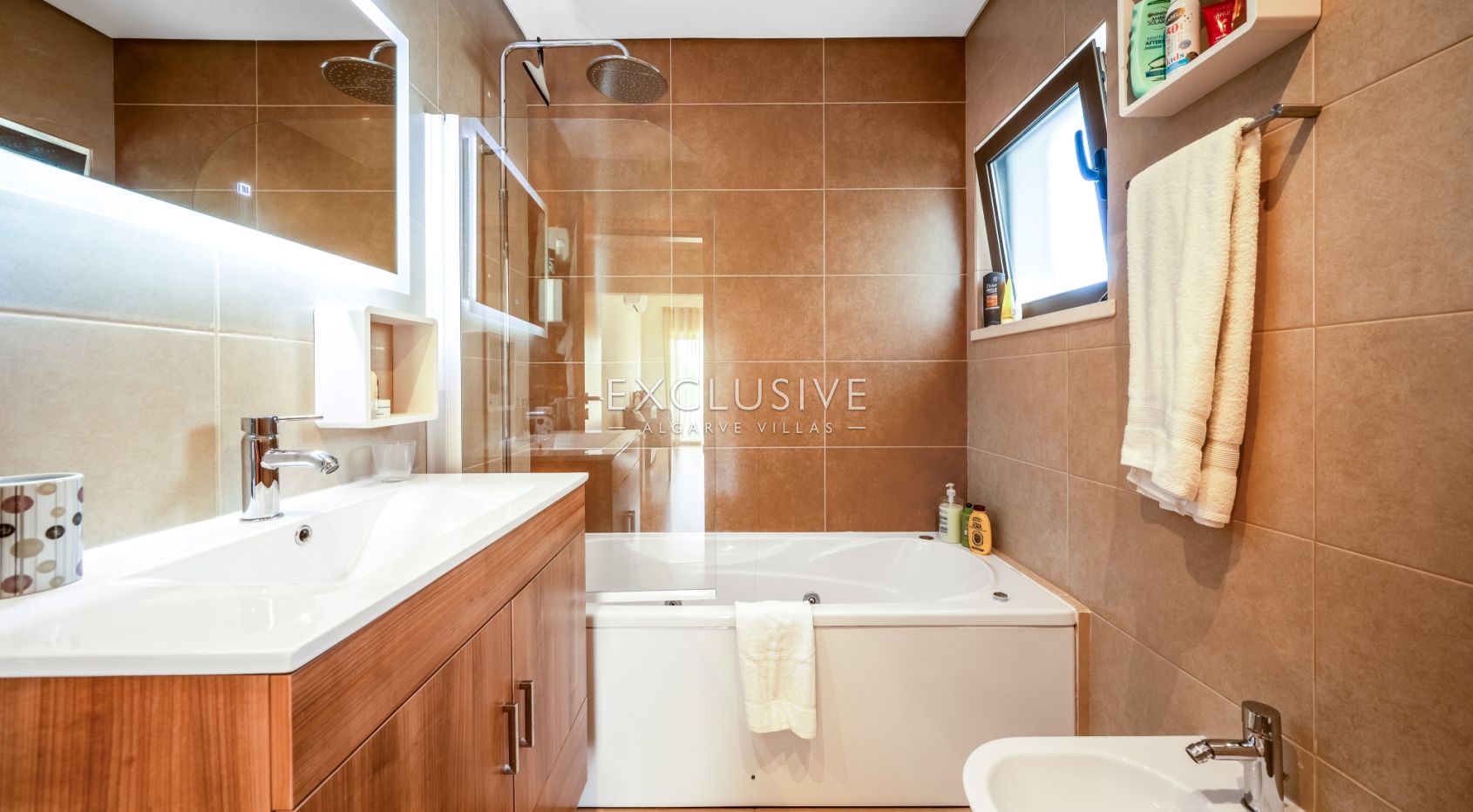Modern 4-Bedroom Villa with Pool, beach & golf nearby, Alcantarilha, Algarve