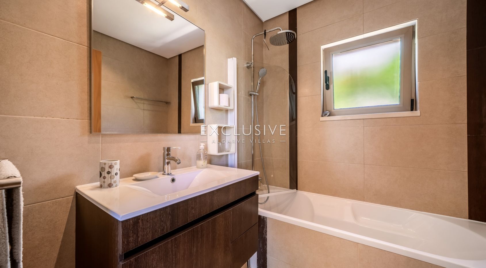 Modern 4-Bedroom Villa with Pool, beach & golf nearby, Alcantarilha, Algarve