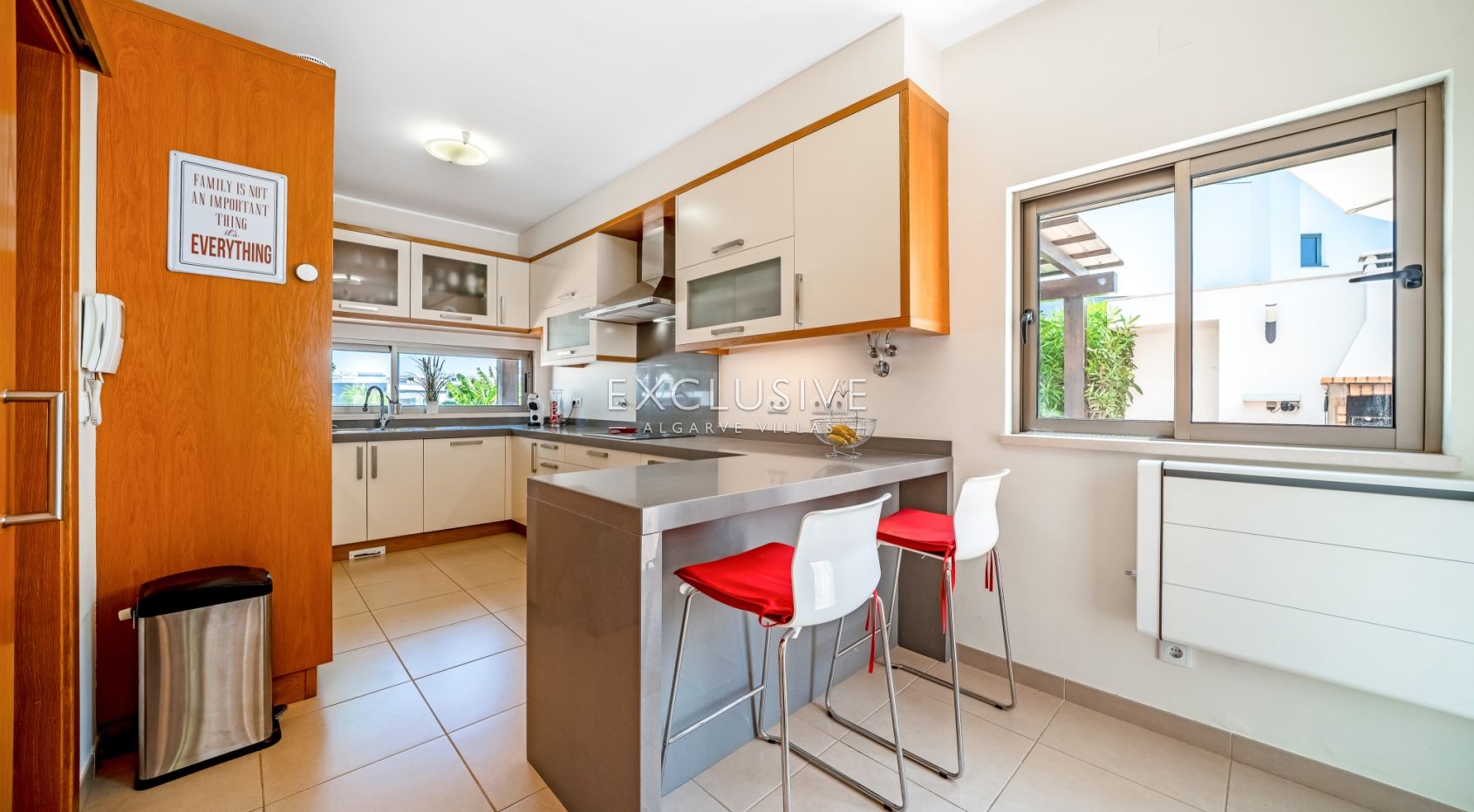 Modern 4-Bedroom Villa with Pool, beach & golf nearby, Alcantarilha, Algarve