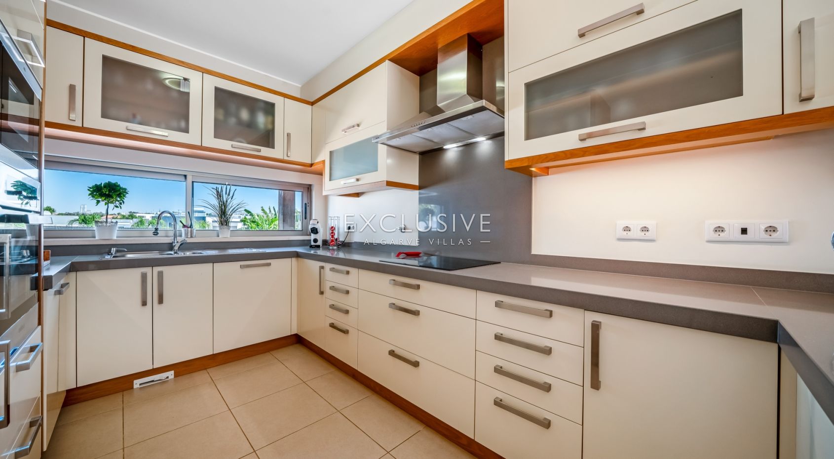 Modern 4-Bedroom Villa with Pool, beach & golf nearby, Alcantarilha, Algarve