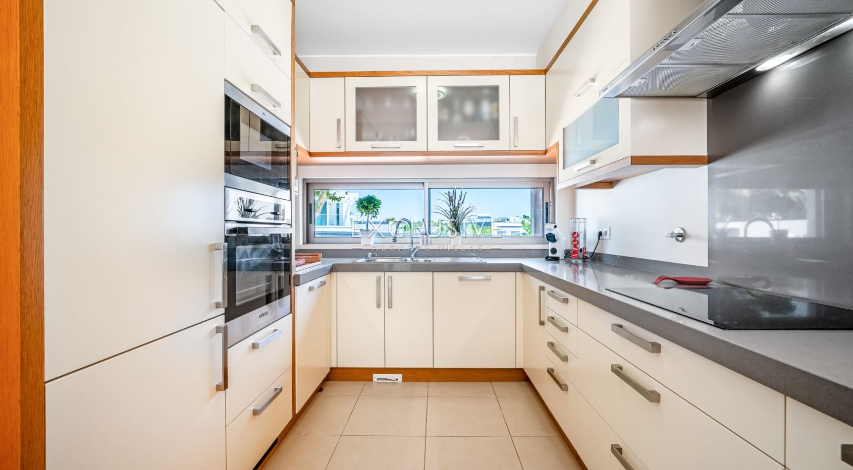 Modern 4-Bedroom Villa with Pool, beach & golf nearby, Alcantarilha, Algarve