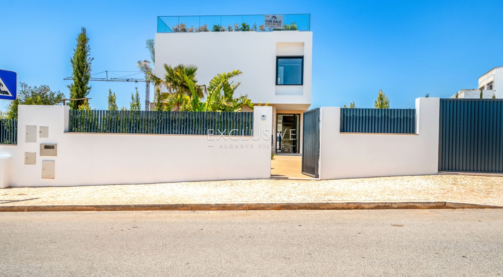New 4-Bed Luxury Villa with Pool in Encosta Dourada, Pêra, Algarve