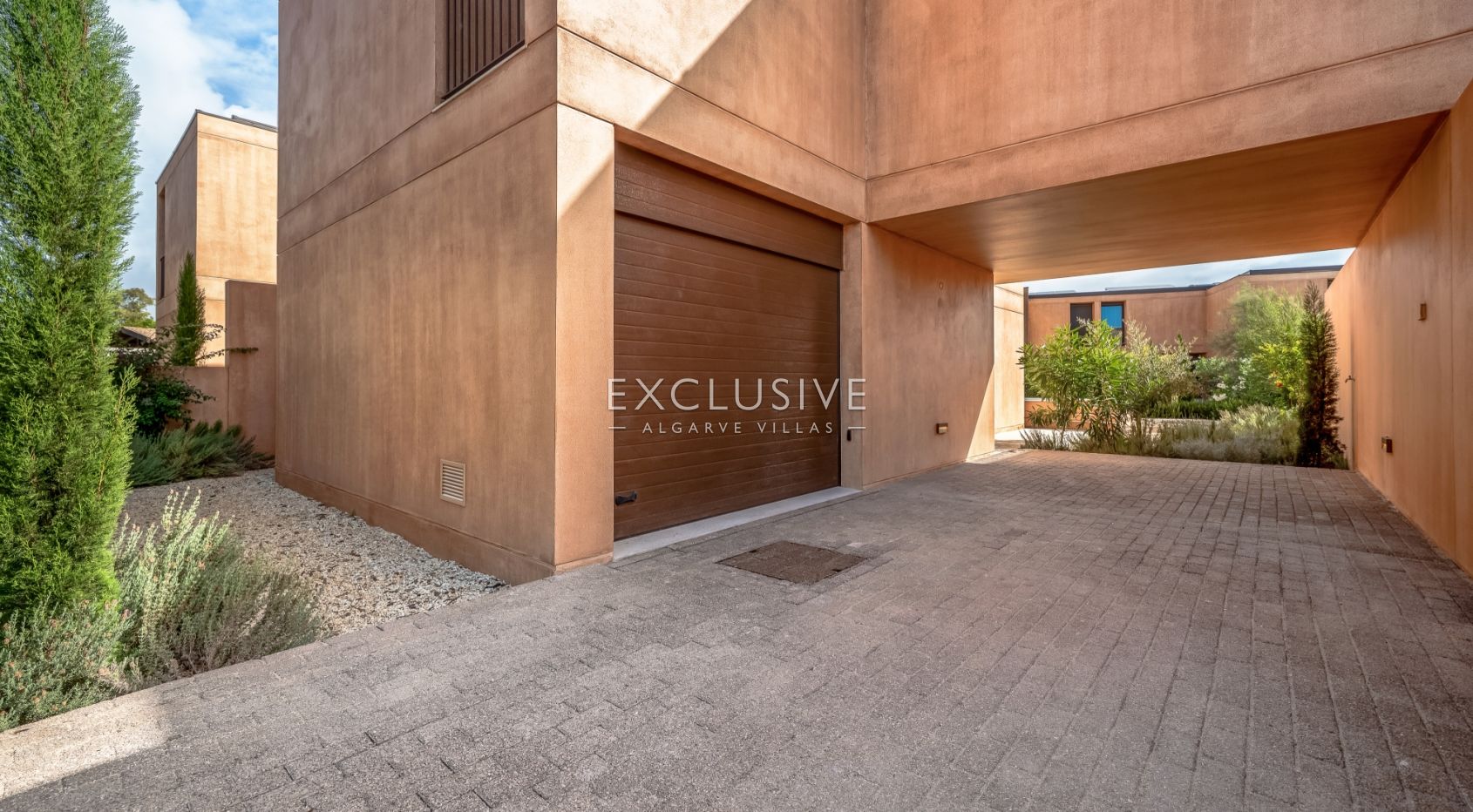 Buy Luxury 3 Bedroom Villa with Private Pool & Garden in Vilamoura