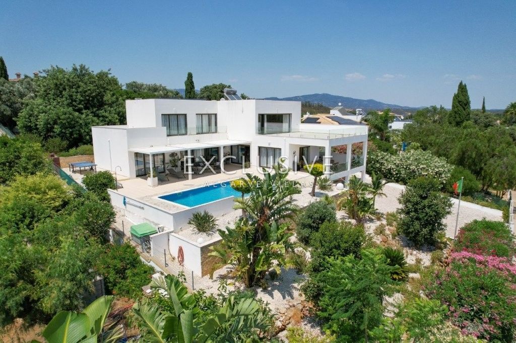 South-east facing Contemporary 4 Bedroom Villa with Pool north of Portimao, Algarve