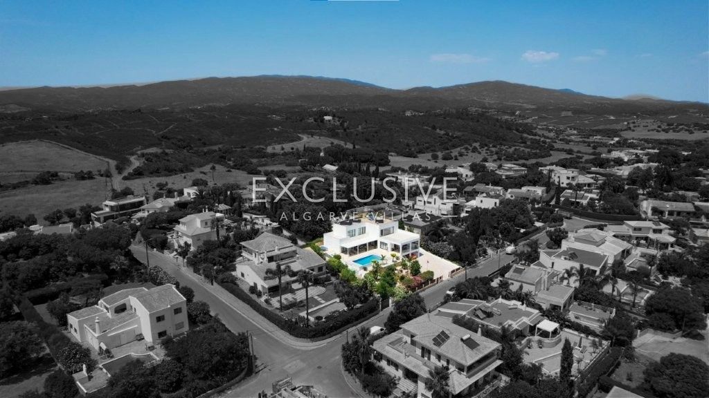 South-east facing Contemporary 4 Bedroom Villa with Pool north of Portimao, Algarve