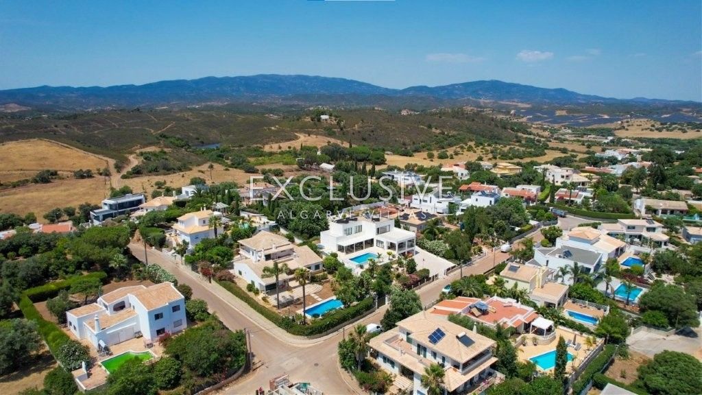 South-east facing Contemporary 4 Bedroom Villa with Pool north of Portimao, Algarve