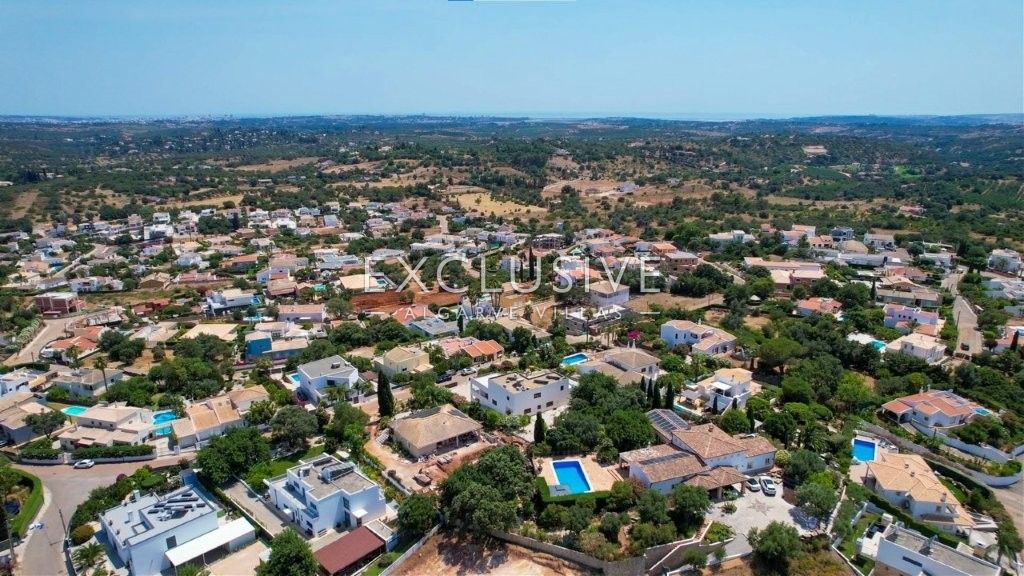 South-east facing Contemporary 4 Bedroom Villa with Pool north of Portimao, Algarve