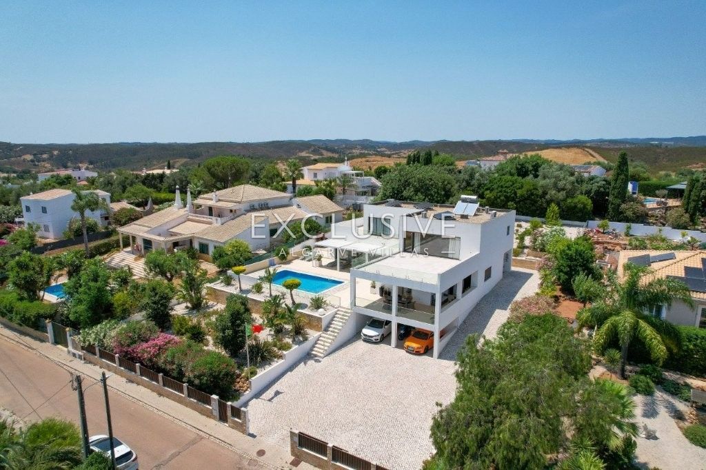 South-east facing Contemporary 4 Bedroom Villa with Pool north of Portimao, Algarve
