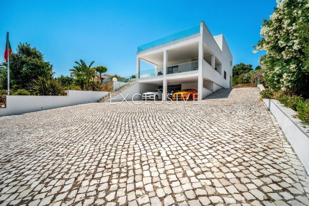 South-east facing Contemporary 4 Bedroom Villa with Pool north of Portimao, Algarve