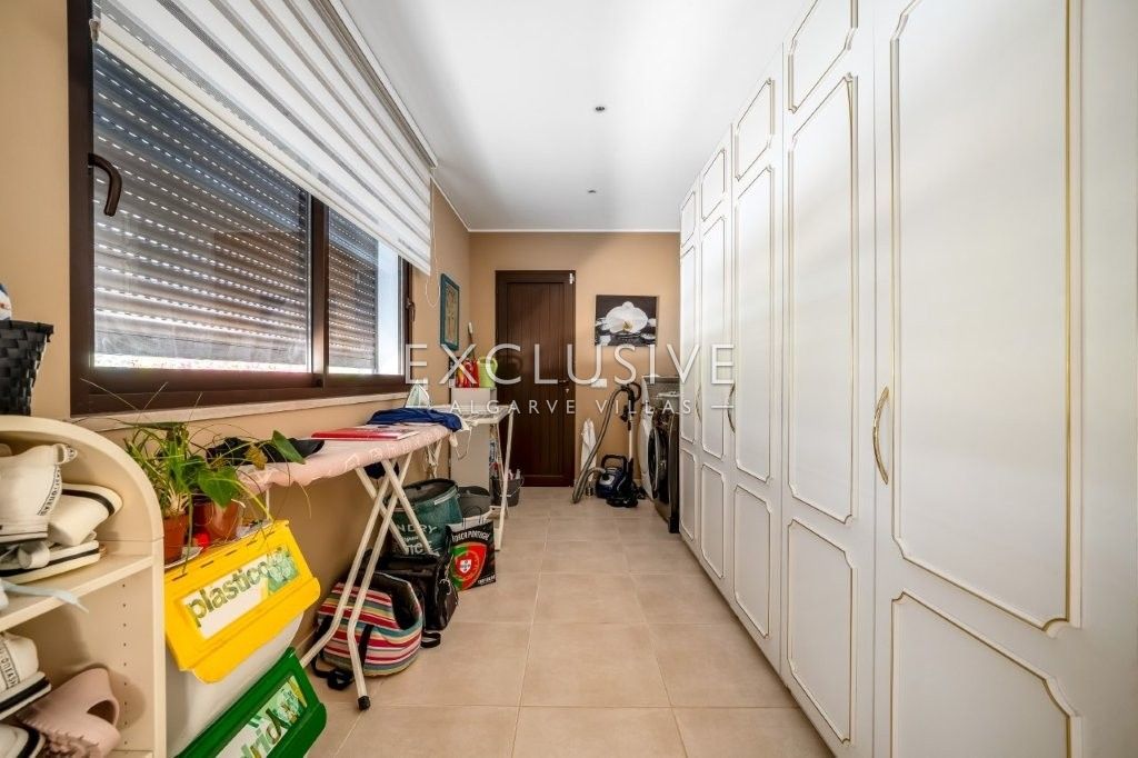 South-east facing Contemporary 4 Bedroom Villa with Pool north of Portimao, Algarve
