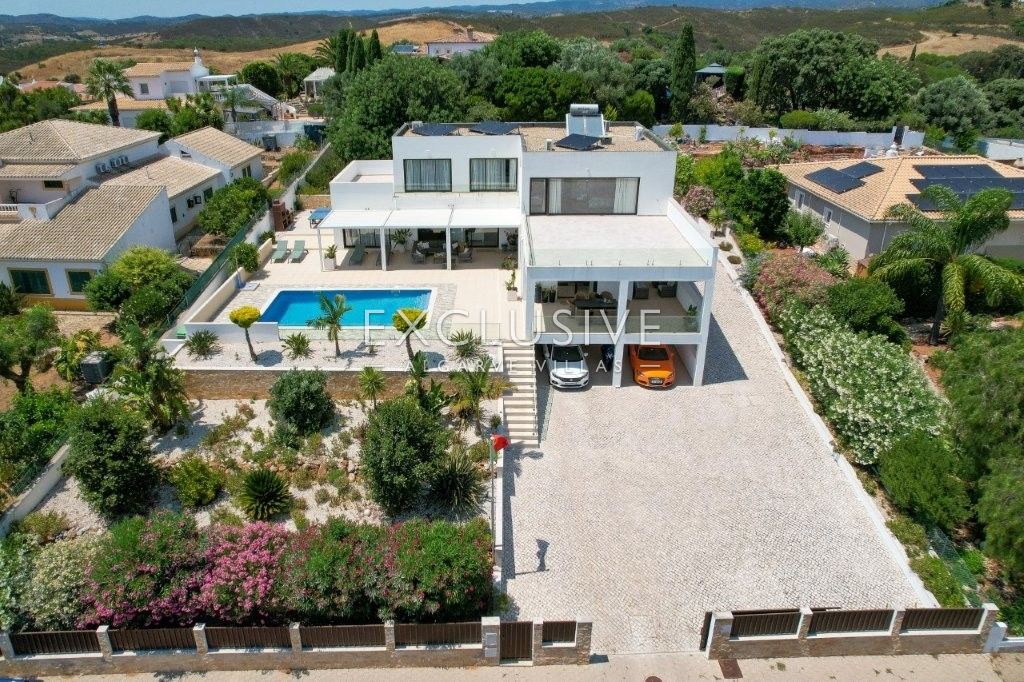 South-east facing Contemporary 4 Bedroom Villa with Pool north of Portimao, Algarve