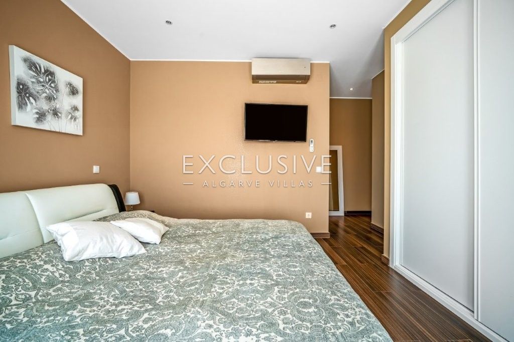 South-east facing Contemporary 4 Bedroom Villa with Pool north of Portimao, Algarve