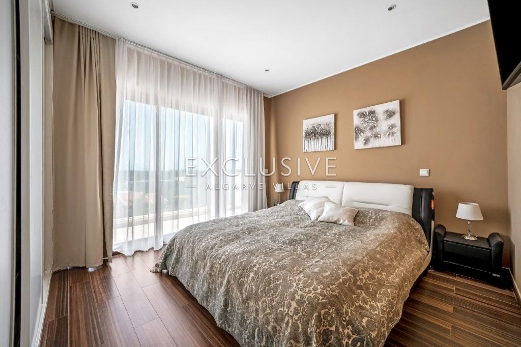 South-east facing Contemporary 4 Bedroom Villa with Pool north of Portimao, Algarve