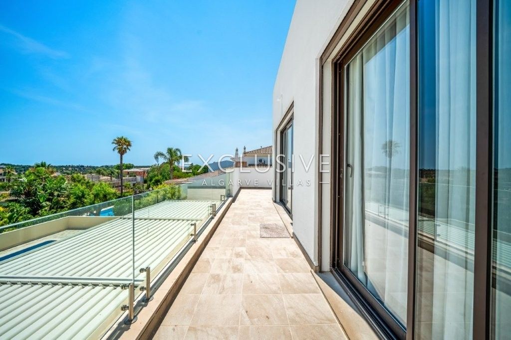 South-east facing Contemporary 4 Bedroom Villa with Pool north of Portimao, Algarve