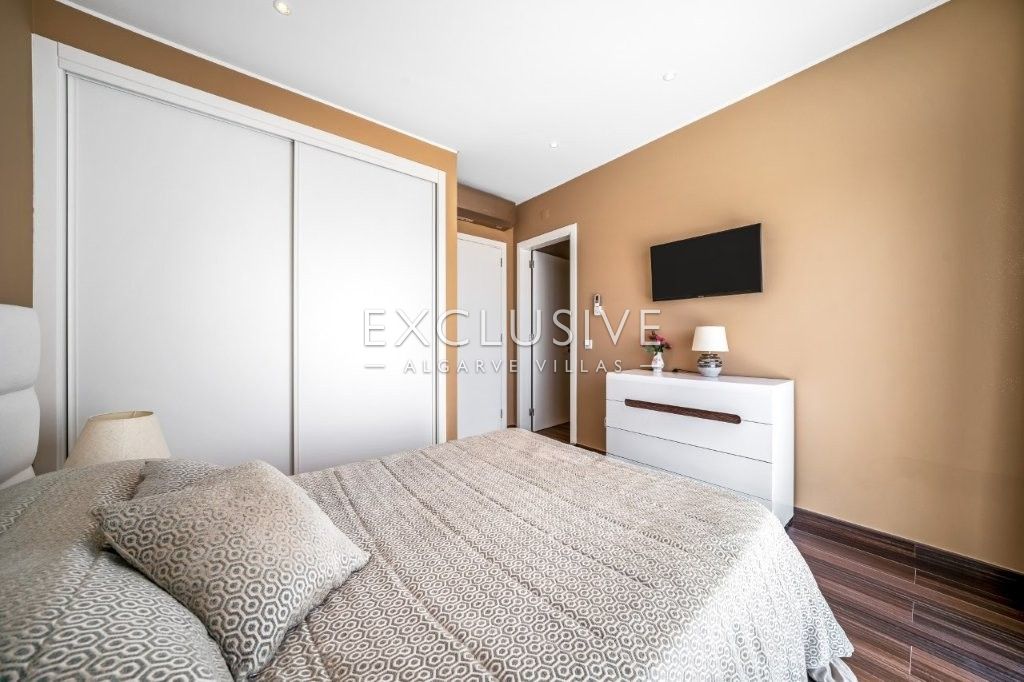 South-east facing Contemporary 4 Bedroom Villa with Pool north of Portimao, Algarve