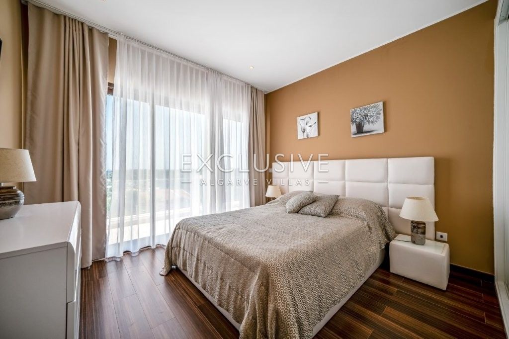 South-east facing Contemporary 4 Bedroom Villa with Pool north of Portimao, Algarve