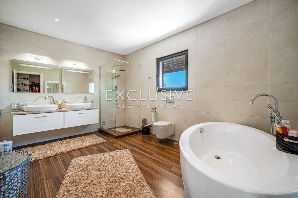 South-east facing Contemporary 4 Bedroom Villa with Pool north of Portimao, Algarve