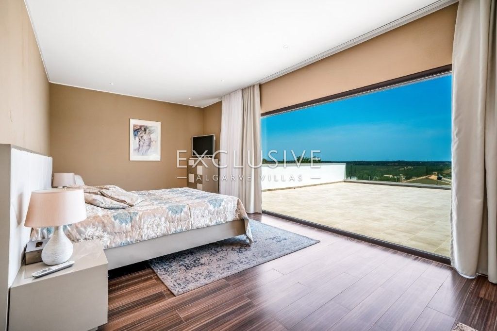 South-east facing Contemporary 4 Bedroom Villa with Pool north of Portimao, Algarve