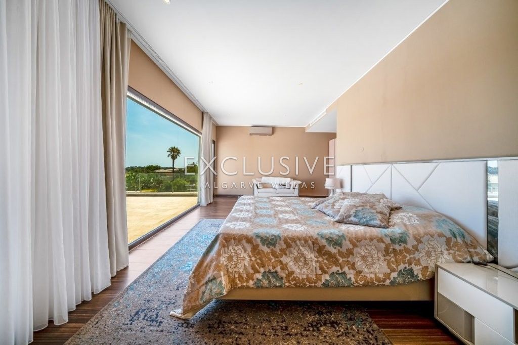 South-east facing Contemporary 4 Bedroom Villa with Pool north of Portimao, Algarve