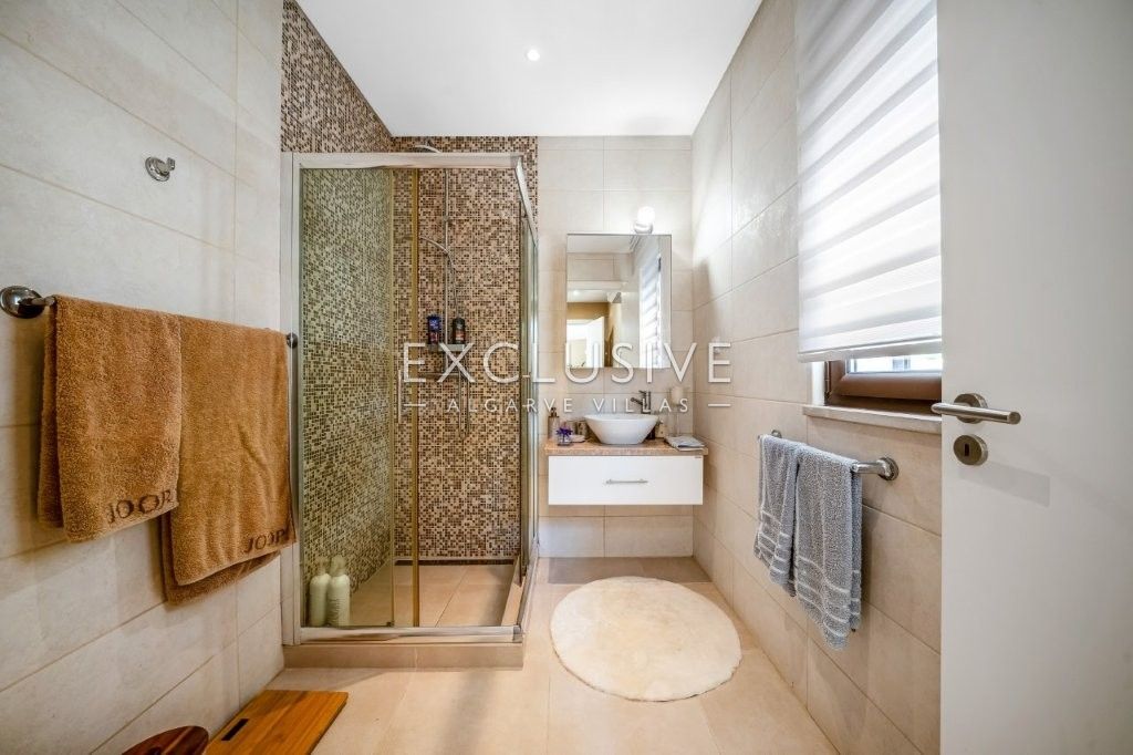 South-east facing Contemporary 4 Bedroom Villa with Pool north of Portimao, Algarve